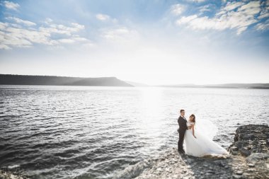 Mutlu evlilik çifti güzel manzarada kalıyor.