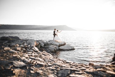 Mutlu evlilik çifti güzel manzarada kalıyor.