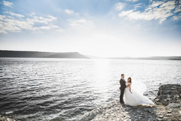 Mutlu evlilik çifti güzel manzarada kalıyor.