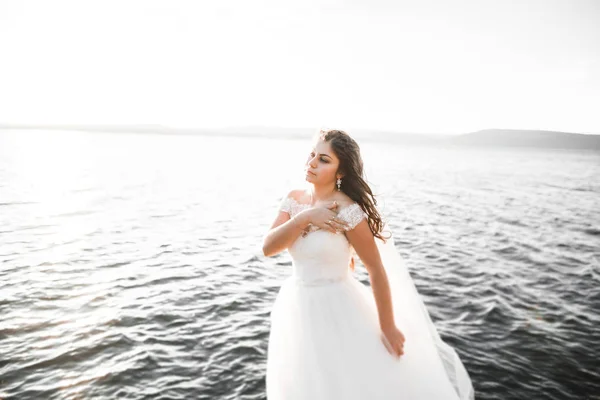 Bella giovane sposa in posa sullo sfondo del mare — Foto Stock