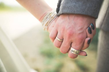 Gelin ve damat el ele tutuşuyor.