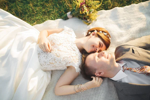 Ritratto ravvicinato di coppia contro fiume e alberi verdi. Bella giovane donna baciare bello uomo all'aperto — Foto Stock