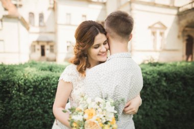 Muhteşem romantik zarif stil güzel beyaz gelin arka planda antik barok kalesinde