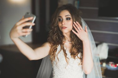 Mutlu gelin düğün gününde evde selfie alarak