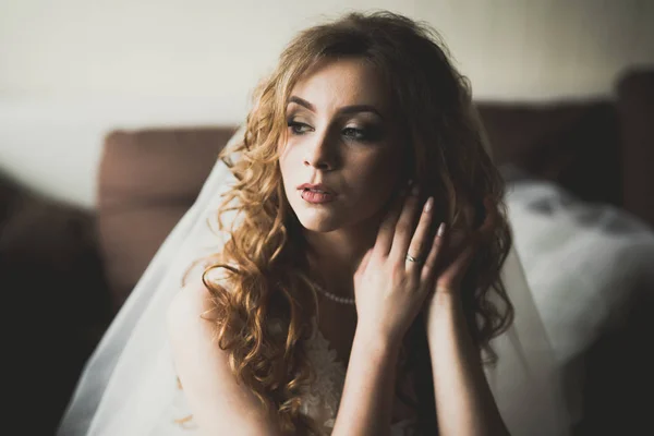 Portrait of beautiful bride with fashion veil at wedding morning. Gaun pernikahan . — Stok Foto