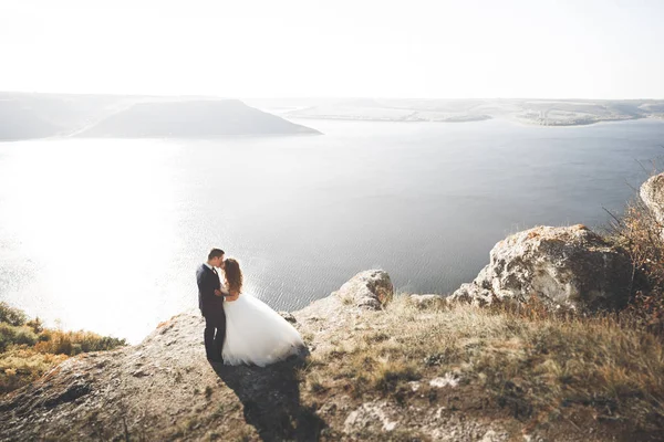 Glad bröllop par som bor över vackra landskap — Stockfoto