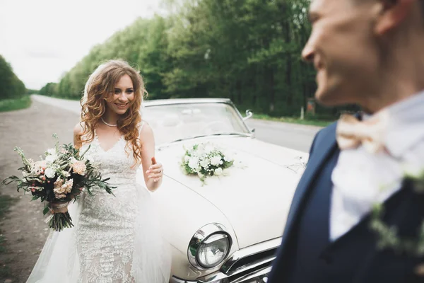 Mutlu gelin ve Damat Düğün töreni sonrası poz