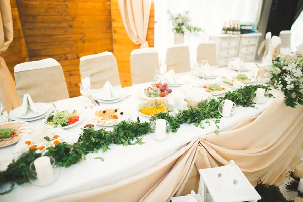 Décorations pour la cérémonie de mariage. De belles fleurs — Photo