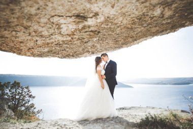 Mutlu evlilik çifti güzel manzarada kalıyor.