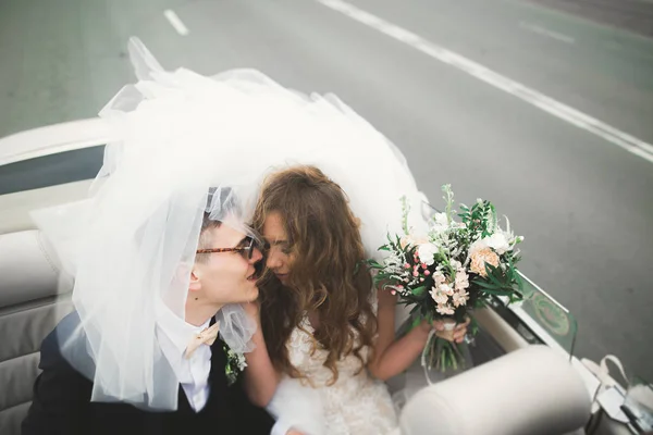 Pareja recién casada en el lujoso coche retro el día de su boda — Foto de Stock