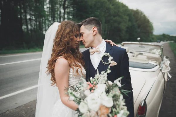 Net getrouwd paar in de luxe retro auto op hun trouwdag — Stockfoto
