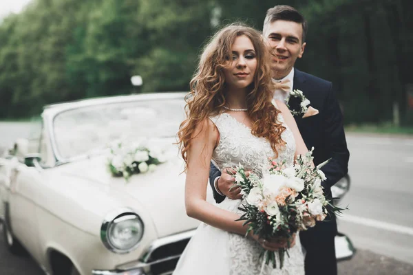 Mutlu gelin ve Damat Düğün töreni sonrası poz