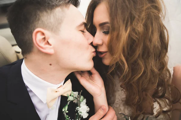 Mutlu gelin ve Damat Düğün töreni sonrası poz