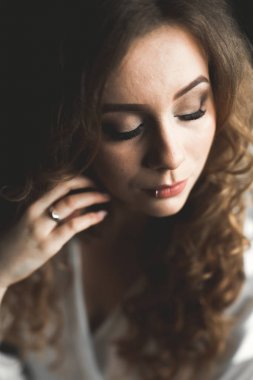 Güzel moda peçe düğün sabah gelinle portresi. Gelinlik.