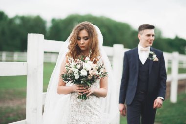 Mutlu gelin ve Damat Düğün töreni sonrası poz