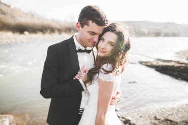 Genç bir çiftin şehvetli portresi. Açık hava.