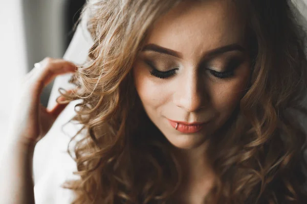 Retrato de bela noiva com véu de moda na manhã do casamento. Vestido de casamento . — Fotografia de Stock