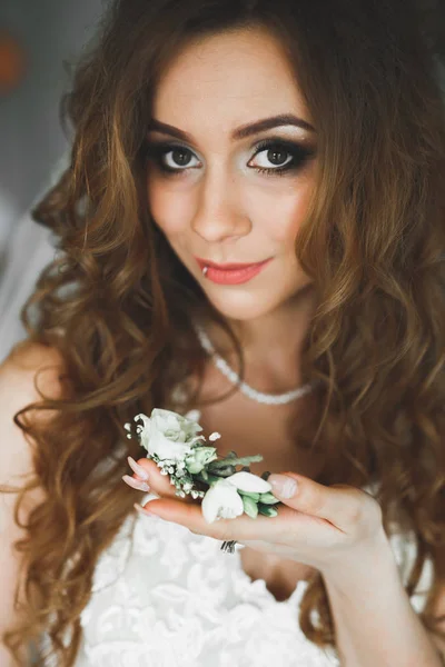 Retrato de bela noiva com véu de moda na manhã do casamento. Vestido de casamento . — Fotografia de Stock