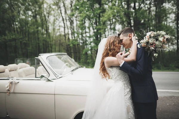 Felice sposa e sposo posa dopo la cerimonia di nozze — Foto Stock