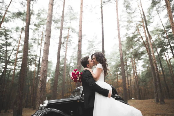 Appena sposati coppia felice in auto retrò sul loro matrimonio — Foto Stock