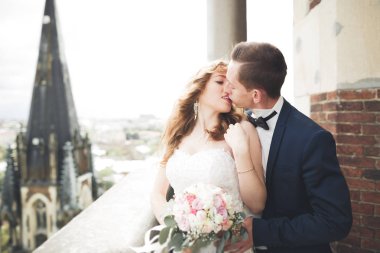 Muhteşem bir düğün çifti eski Lviv şehrinde yürüyor.