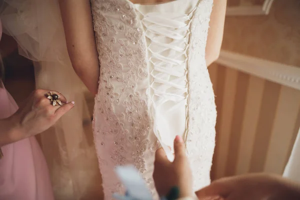 Retrato de novia hermosa con velo de moda y vestido en la mañana de la boda — Foto de Stock