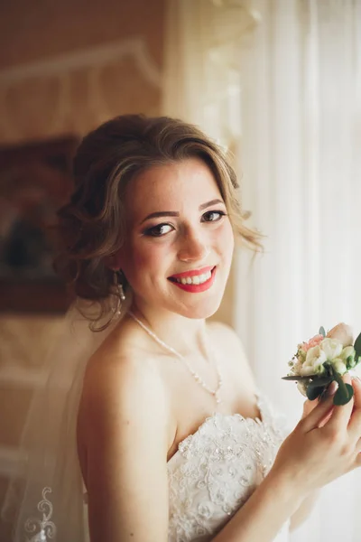 Portret pięknej narzeczonej z mody welon i sukienka na wesele rano — Zdjęcie stockowe
