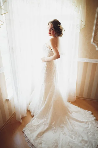 Portrait of beautiful bride with fashion veil and dress at wedding morning — Stock Photo, Image
