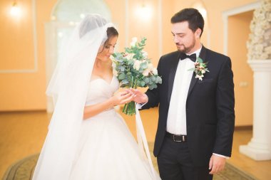 Güzellik gelin ve yakışıklı damat giyiyor birbirlerine yüzük. Düğün çift evlilik töreni üzerinde.