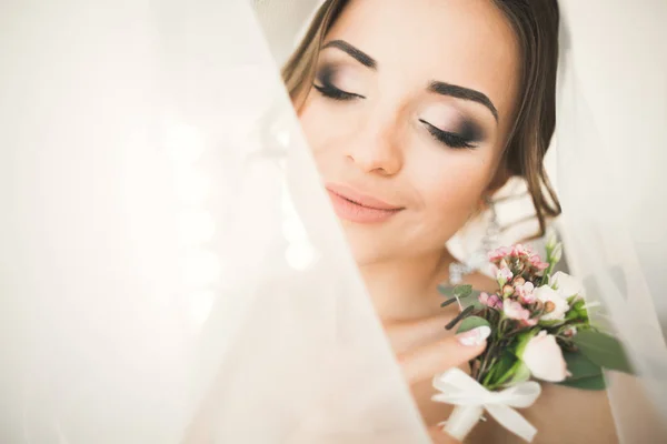 Wunderschöne Braut in Robe posiert und bereitet sich auf die Trauung vor Gesicht in einem Raum — Stockfoto