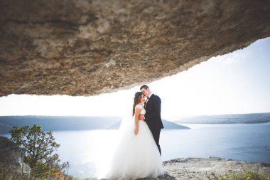 Mutlu evlilik çifti güzel manzarada kalıyor.