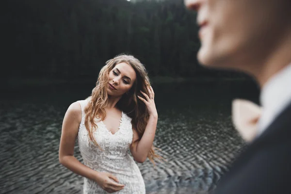 Linda noiva linda posando para noivo e se divertindo, cerimônia de luxo em montanhas com vista incrível, espaço para texto, casal de casamento — Fotografia de Stock