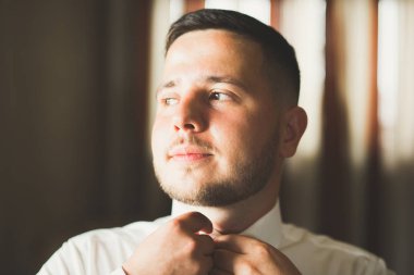 Damat sabah hazırlığı. Yakışıklı adam giyiniyor ve düğüne hazırlanıyor.