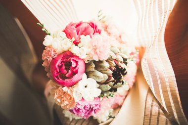 Farklı çiçeklerden oluşan lüks bir düğün buketi.