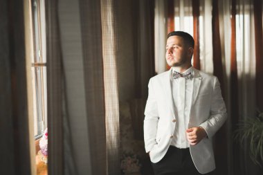 Damat sabah hazırlığı. Yakışıklı adam giyiniyor ve düğüne hazırlanıyor.