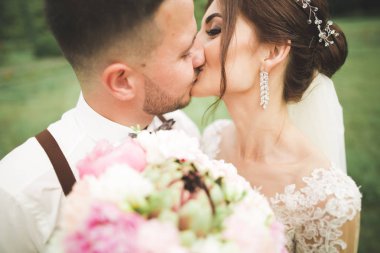 Genç ve güzel bir çiftin yakın çekimi.