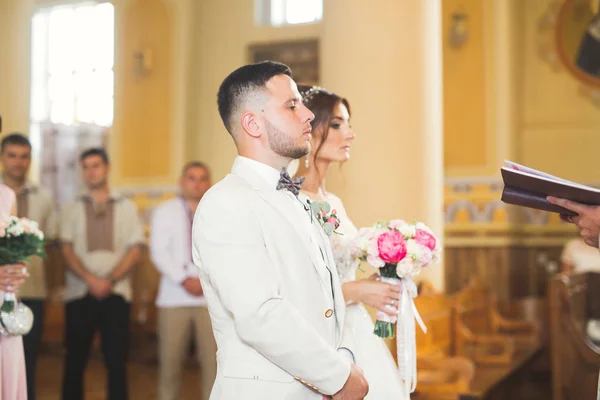Esküvői pár bide és vőlegény házasodni egy templomban — Stock Fotó