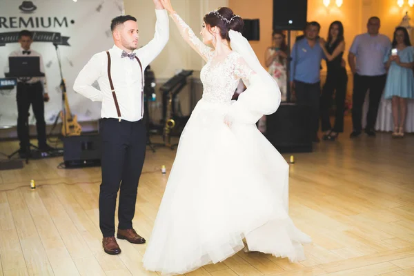 Primeira dança de casamento de casal recém-casado em restaurante — Fotografia de Stock