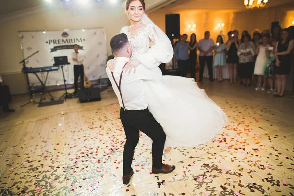 美しい白人の結婚式のカップルちょうど結婚し、彼らの最初のダンスを踊る — ストック写真