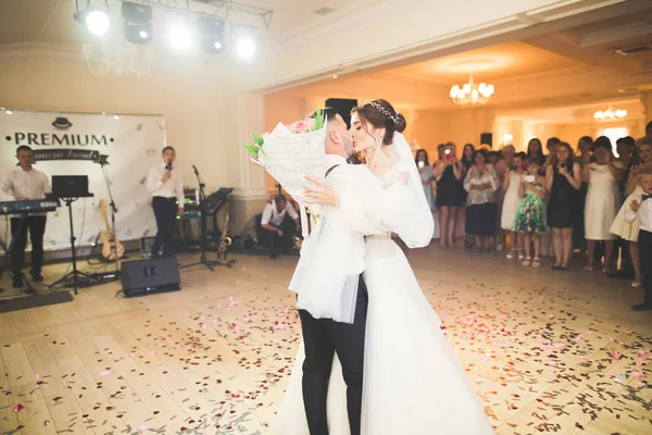 Красивая кавказская свадебная пара только что вышла замуж и станцевала свой первый танец — стоковое фото