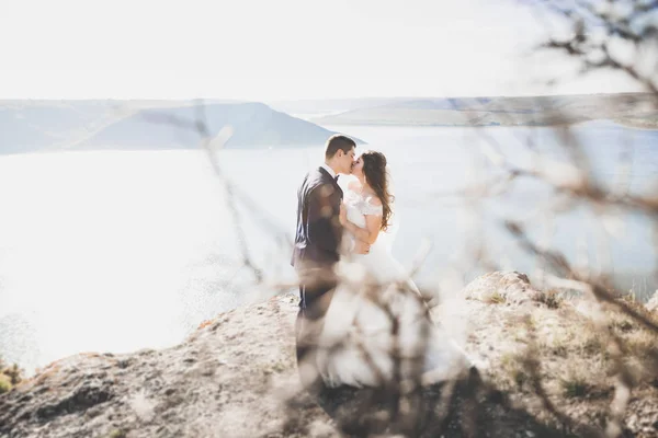 Glückliches Hochzeitspaar übernachtet in schöner Landschaft — Stockfoto