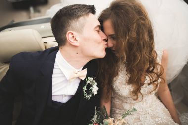 Mutlu gelin ve Damat Düğün töreni sonrası poz