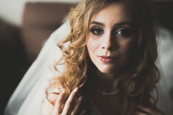 Novia de lujo en vestido blanco posando mientras se prepara para la ceremonia de boda —  Fotos de Stock