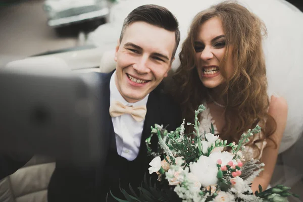 Ευτυχής γαμπρό λήψη selfie με την όμορφη νύφη την ημέρα του γάμου — Φωτογραφία Αρχείου