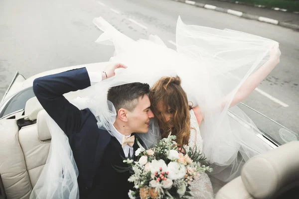 Mariée heureuse et marié posant après la cérémonie de mariage — Photo