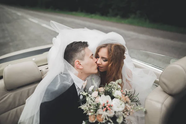 Μόλις παντρεμένο ζευγάρι στο πολυτελές ρετρό αυτοκίνητο την ημέρα του γάμου τους — Φωτογραφία Αρχείου