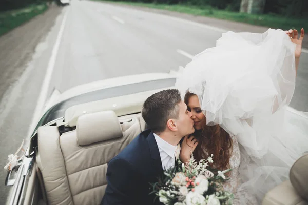 Mariée heureuse et marié posant après la cérémonie de mariage — Photo