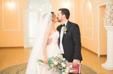 Güzellik gelin ve yakışıklı damat giyiyor birbirlerine yüzük. Düğün çift evlilik töreni üzerinde.