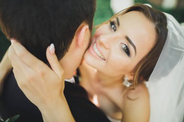Onların düğün günü mutlu yeni evliler şık güzel çift portre kadar kapatın
