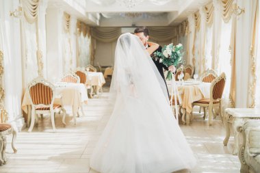 Romantik Çift dans ve onların düğününde öpüşme